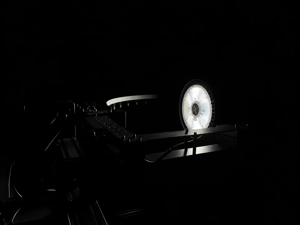 Apparecchio LED acceso sul banco di misura nella camera nera