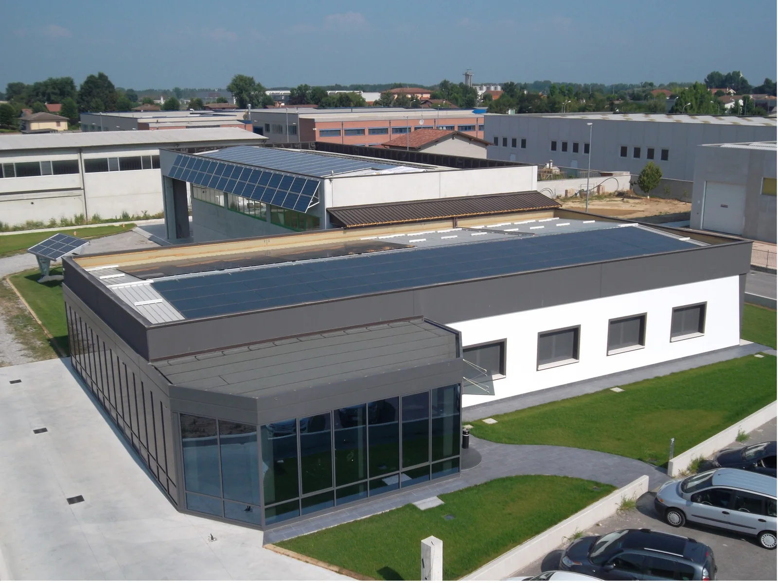 Edificio industriale con copertura fotovoltaica – immagine dimostrativa